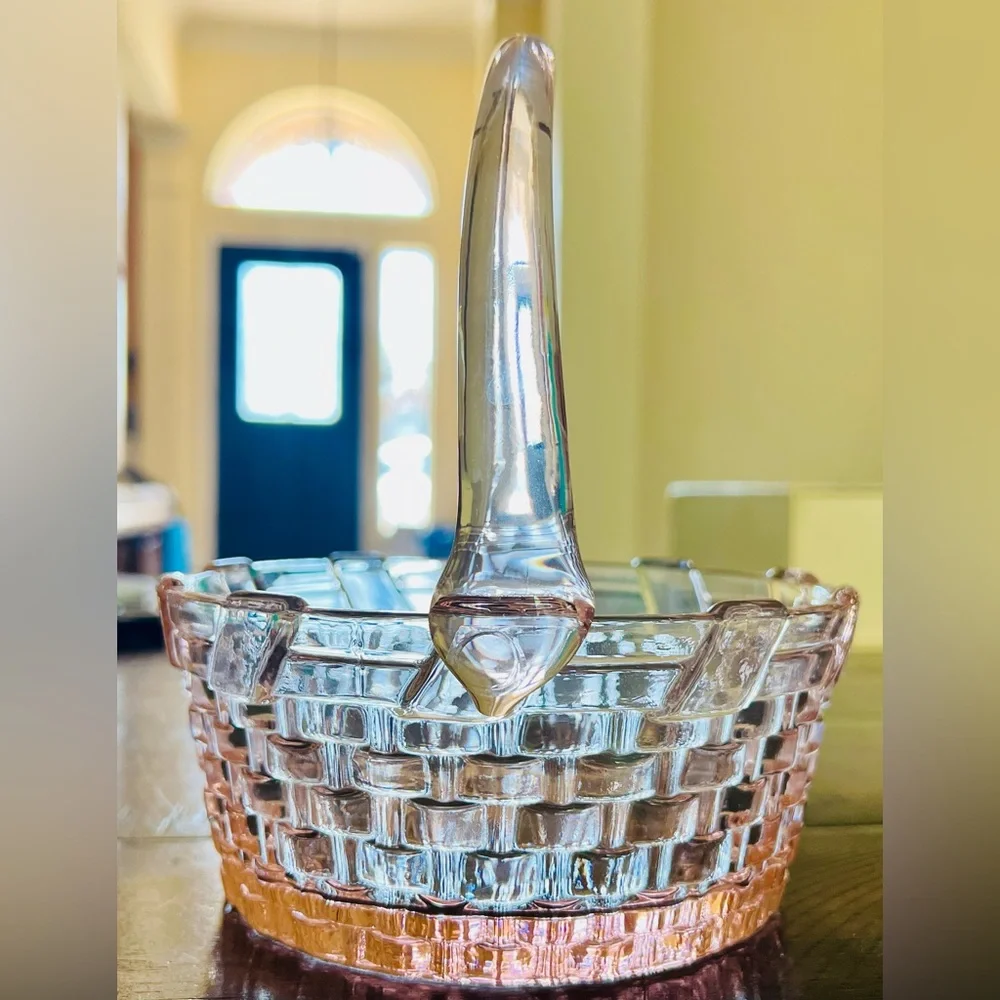 Williams-Sonoma Pink Embossed Glass Woven Easter Basket Round 7” Clear Handle